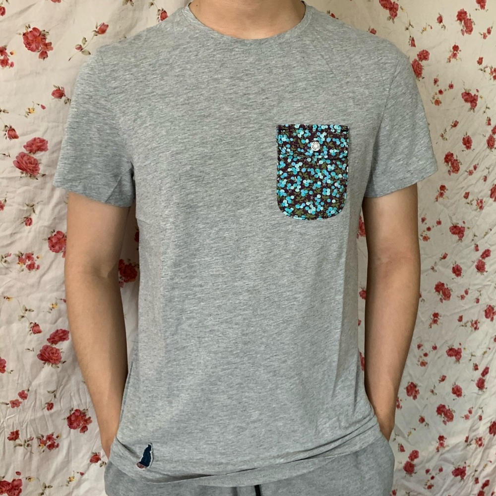 🦋 Woolf originals gray t-shirt with pattern pocket